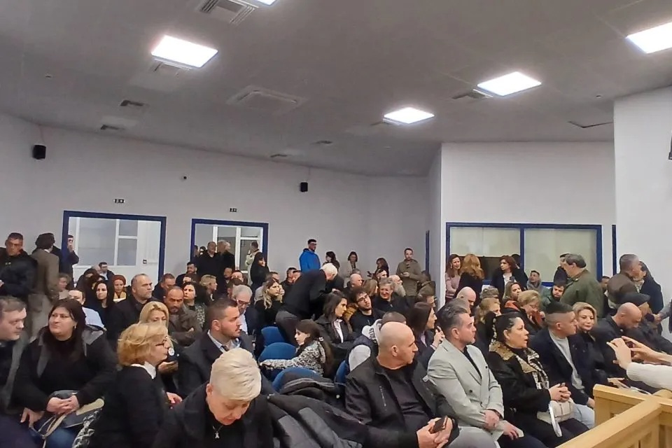 Η (ιστορική) «Ελευθερία» της Λάρισας ως πρακτορείο ειδήσεων για τη δίκη των Τεμπών