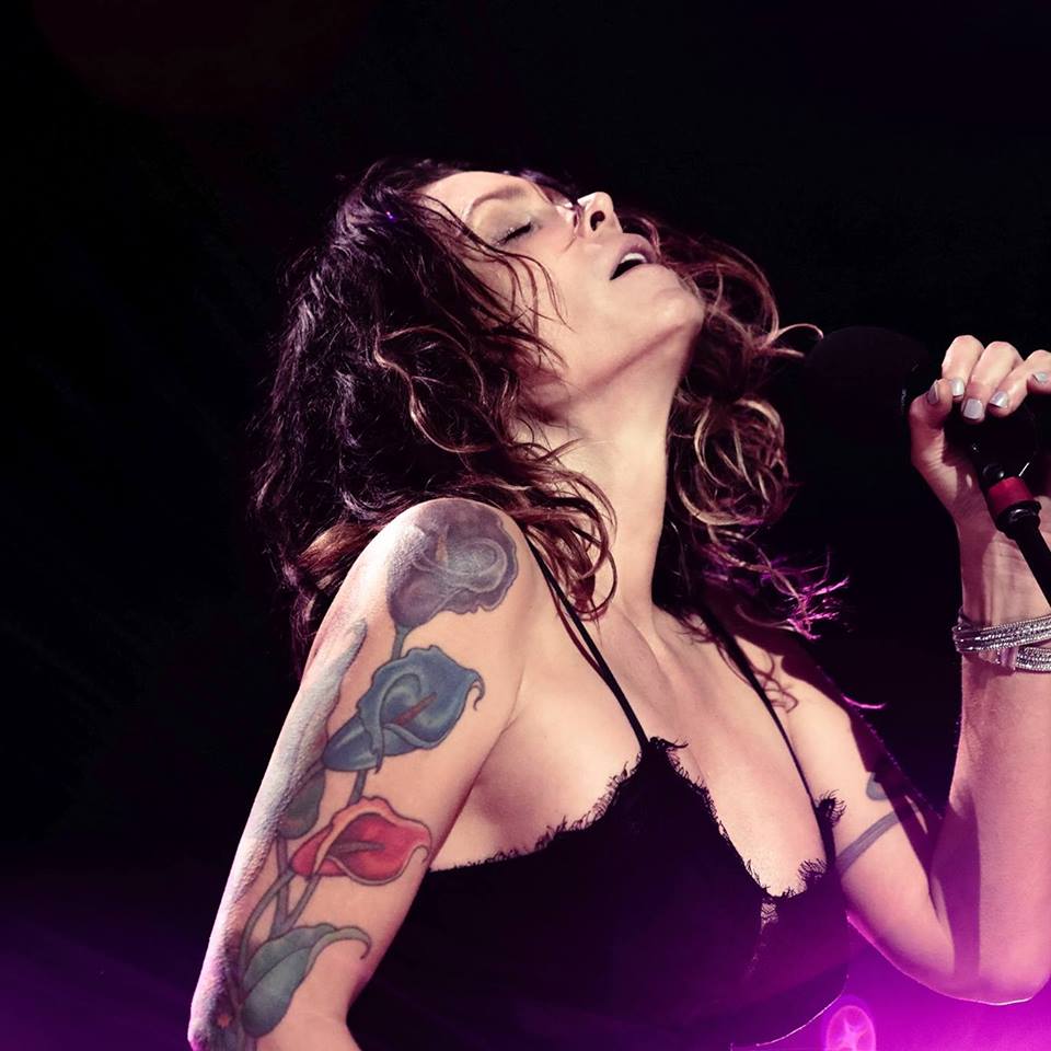 Η Beth Hart μας ζητάει να επιλέξουμε τραγούδι για τη συναυλία της