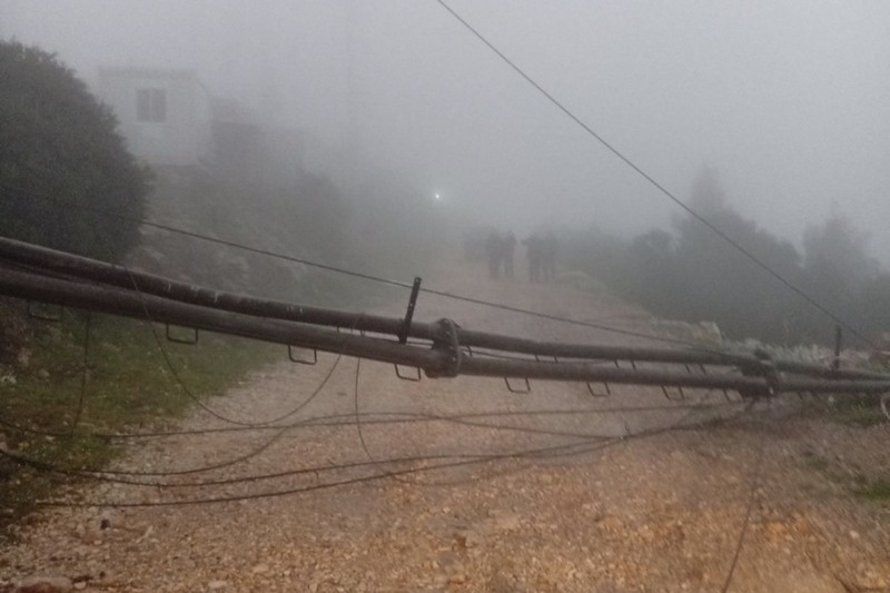 Έπεσε ιστός στο κέντρο εκπομπής του Υμηττού λόγω της κακοκαιρίας (update)