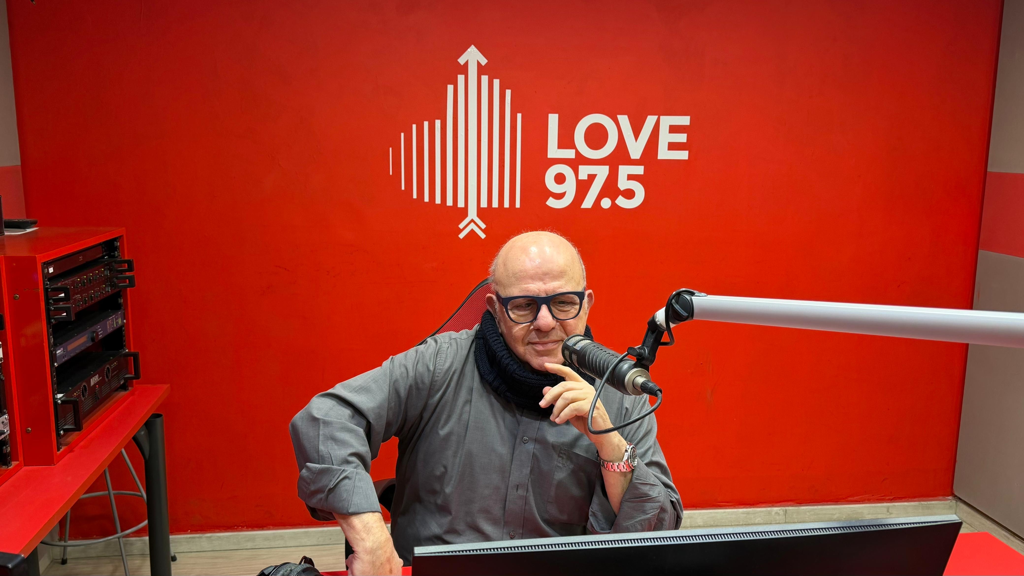 Ο Νίκος Μουρατίδης ξεκινάει εκπομπές στο Love Radio 97.5