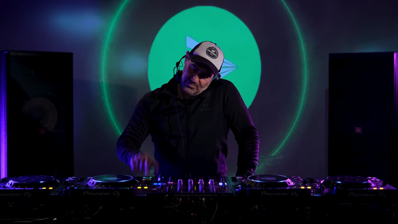 Οι παραγωγοί του Fly 104 «μιξάρουν» στο κανάλι του στο YouTube