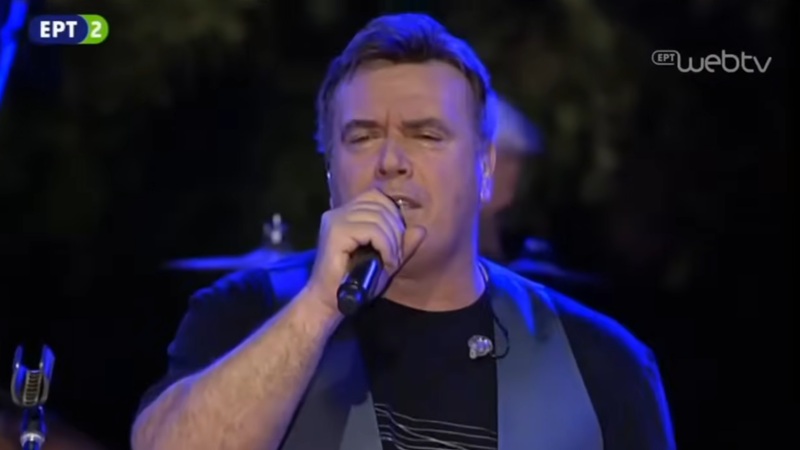 Ο Μανώλης Λιδάκης ερμηνεύει Μάνο Χατζιδάκι έξω από το Ραδιομέγαρο, στο Αρχείο της ΕΡΤ