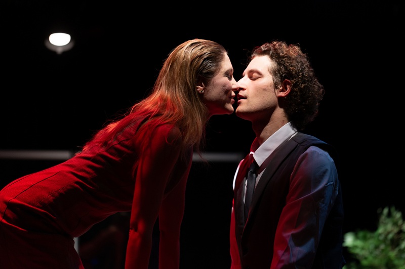 Οι πρωταγωνιστές της παράστασης «Push Up» στον Αθήνα 9.84 και την Αφροδίτη Παπακαλού